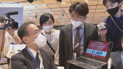 外務省の軍縮課長に直談判する高橋悠太さん（2022年6月・ウィーン）