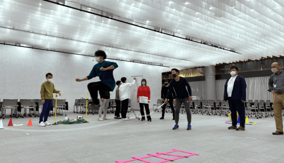 オリジナル競技の大繩ジェスチャーをする学生