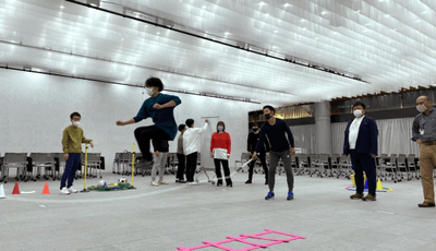 オリジナル競技の大繩ジェスチャーをする学生