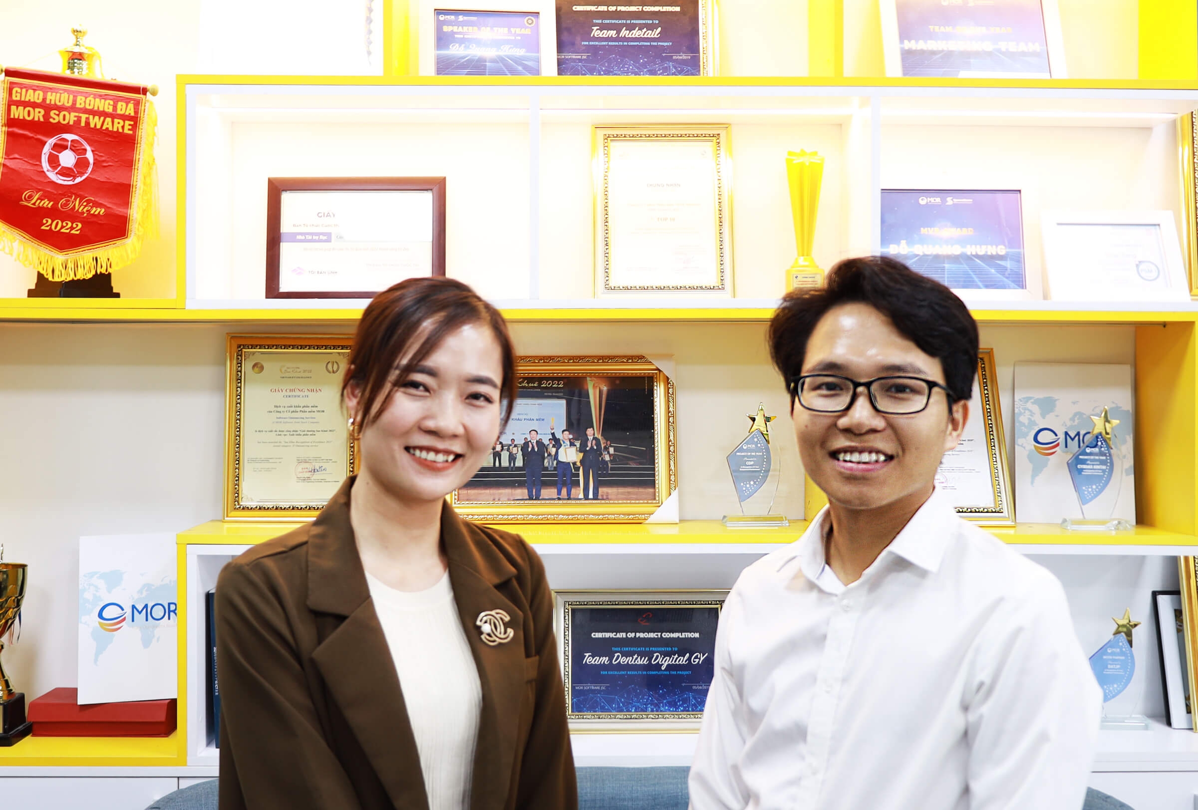 右:代表取締役 CEO ヴー ヴァン トゥー(Vu Van Tu) 左:人事部 マネージャ レ ティ ガー(Le Thi Nga)