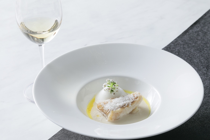 【Poisson】甘鯛のライスパウダーフリット 淡路島産玉ねぎのヴルーテ 塩麴とペコリーノチーズのアクセント ペアリングドリンク:白ワイン ソアヴェ アレグリーニ or ノンアルコールカクテル