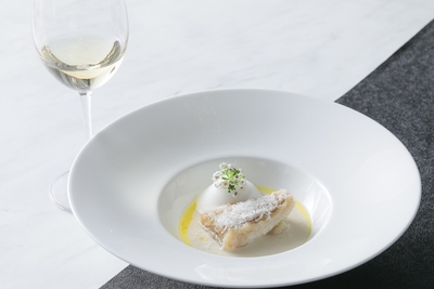 【Poisson】甘鯛のライスパウダーフリット　淡路島産玉ねぎのヴルーテ　塩麴とペコリーノチーズのアクセント ペアリングドリンク：白ワイン ソアヴェ　アレグリーニ  or 　ノンアルコールカクテル