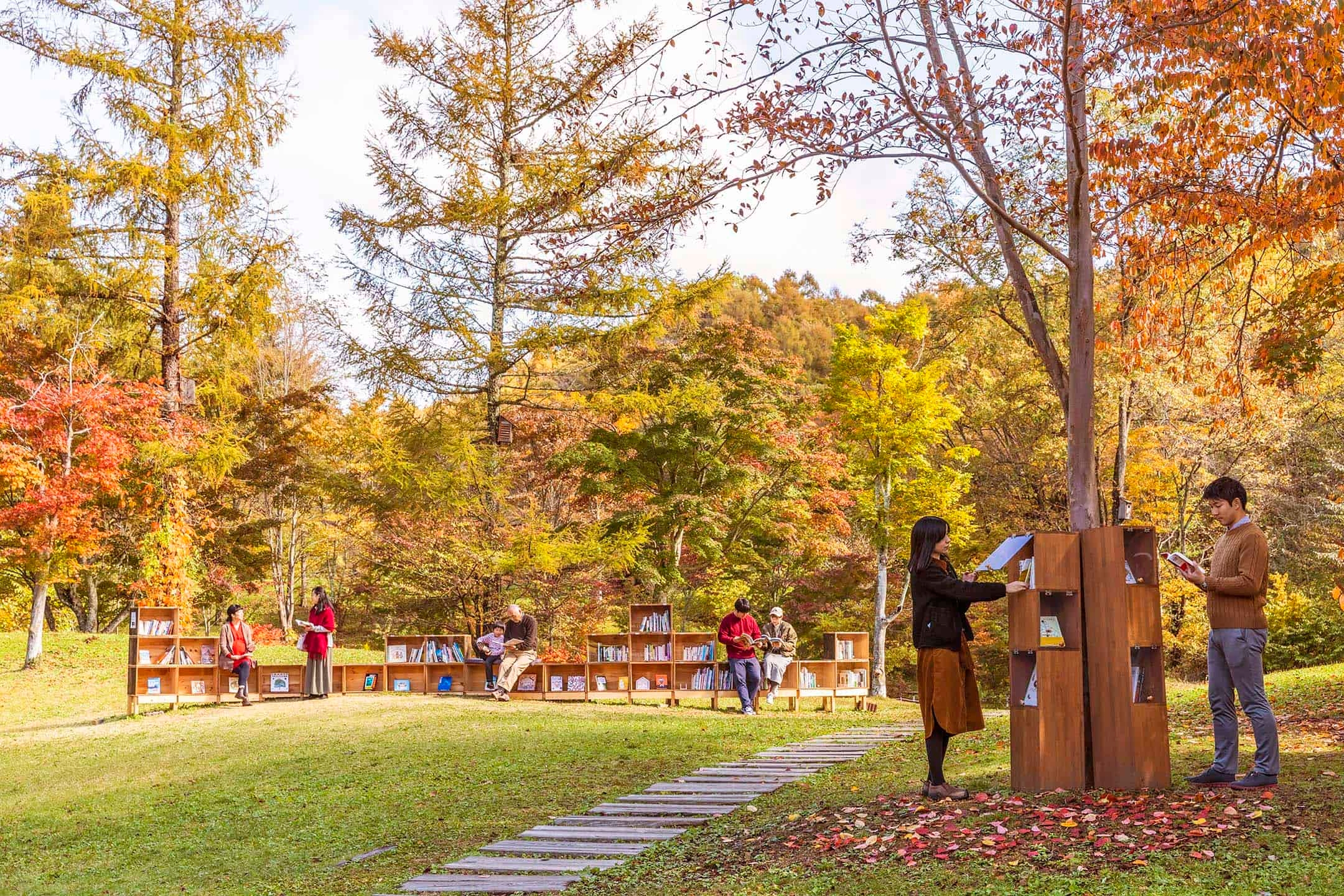 【軽井沢星野エリア】紅葉に包まれた空間で読書とカフェを楽しむ「紅葉図書館」を開催｜期間：2021年10月8日〜11月7日