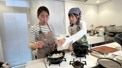 野菜などを炒めます。