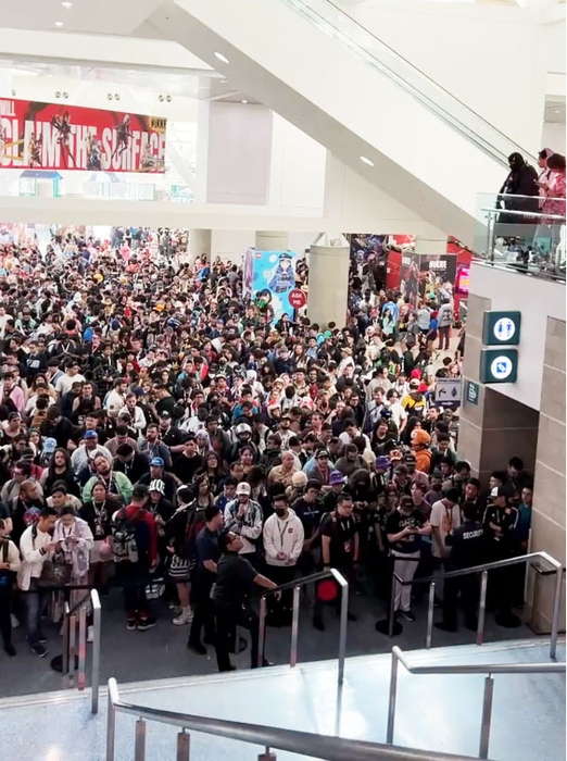 オープン前エントランスに並ぶ人