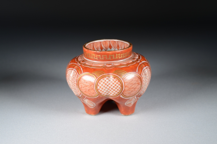 (10)宮本屋窯≪丸抜小紋三足香炉≫江戸時代後期(19世紀) 個人蔵