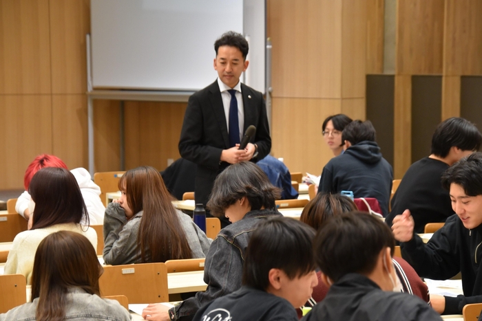 グループワークの様子を見守る岩坪さん