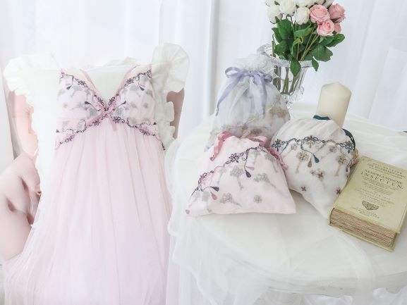 左から「マロウ」マキシワンピース ノベルティポーチ