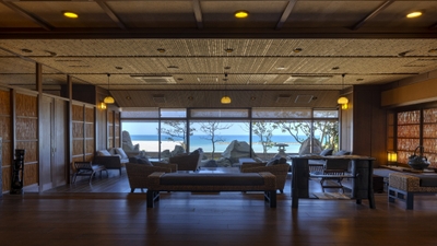 ロビーから望む日本海。季節や時間帯で表情を変える海景色が広がります。