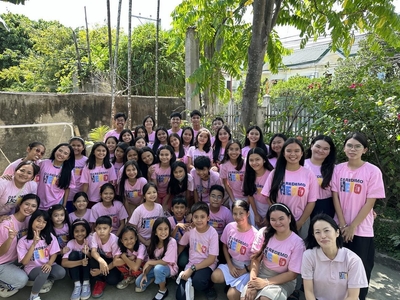 DAREDEMO HEROの奨学生たちと代表の内山順子さん（右下）