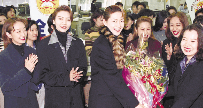 香港公演が大成功に終わり、スポニチに来社した(左から)花總まり、和央ようか、姿月あさと ※スポニチアーカイブス内掲載写真