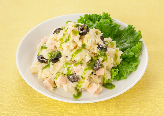 サラダチキンのバジルポテトサラダ(「ブラックオリーブ」使用)