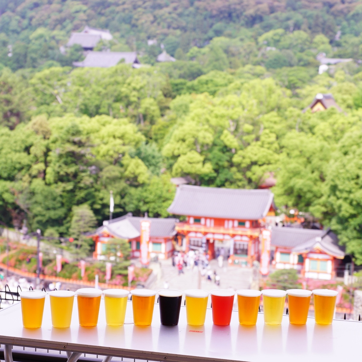 八坂神社を背景に16種類のビールを嗜む