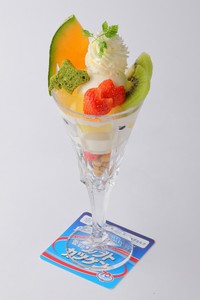 「『カツゲン』70周年ありがとうパフェ」 （税込1,680円）