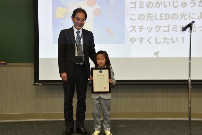 赤﨑教授特別賞の上杉舞弦さん