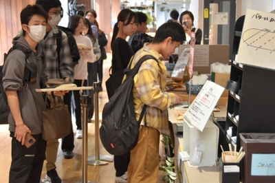 天白キャンパス「Green Bakery BOOK CAFE」では開店と同時に列ができる盛況ぶり
