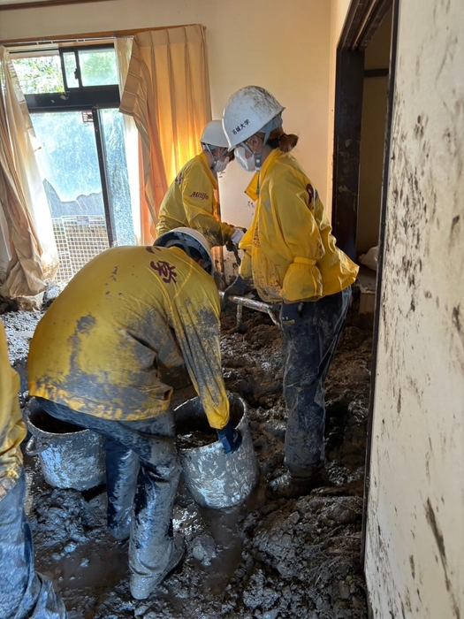 何度も土砂をバケツに入れて運び出す