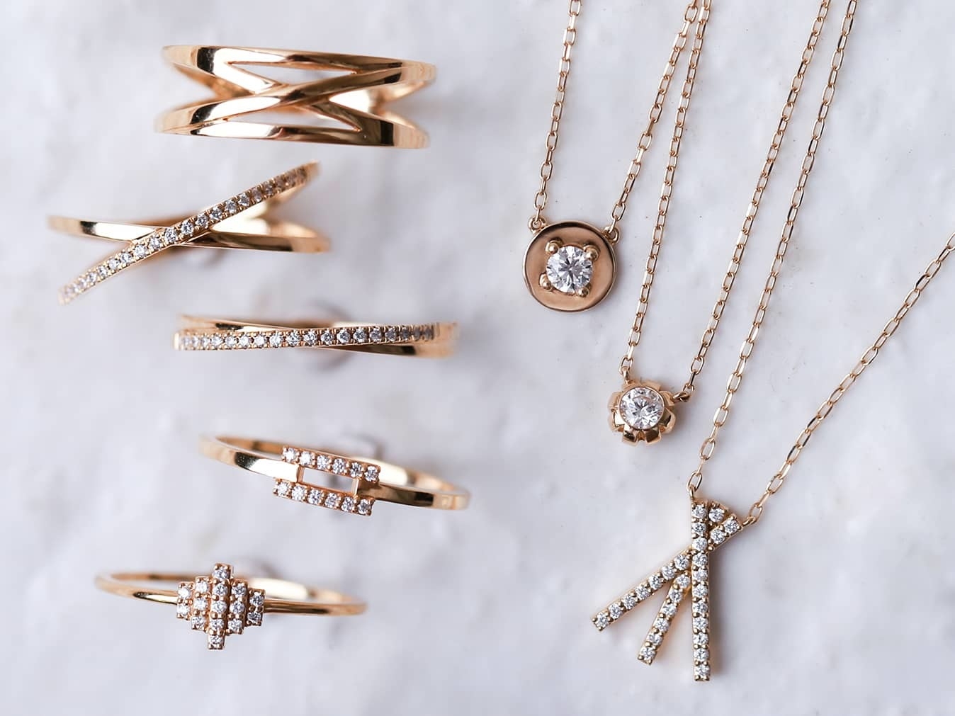 リング:上から「ルデパン」リング・「セーシェ」リング・「テネリフ」リング・「ルネラ」リング・「サンドル」リング/ネックレス:左から 「ラナ」ネックレス・「リノ」ネックレス・「アステート」ネックレス