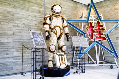 Amateras Spaceが研究開発する宇宙服のコンセプトモデル研究棟1階に展示されている。京都の伝統工芸・西陣織を採用している