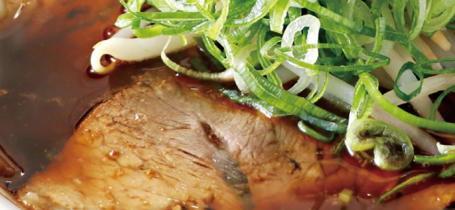 表面を覆うチャーシューとネギ