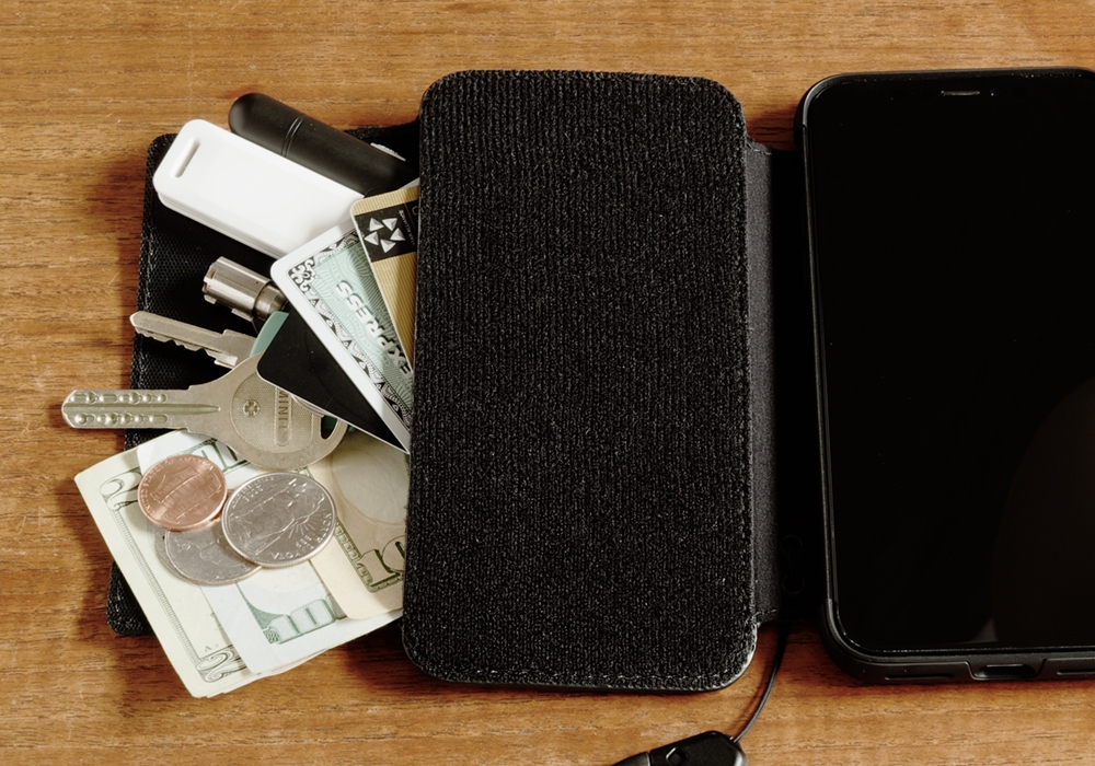 キャッシュレス時代の革命的iPhoneケース！ あなたの日常の荷物が1つ