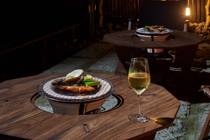 ワインを片手に旬の食材を七輪で