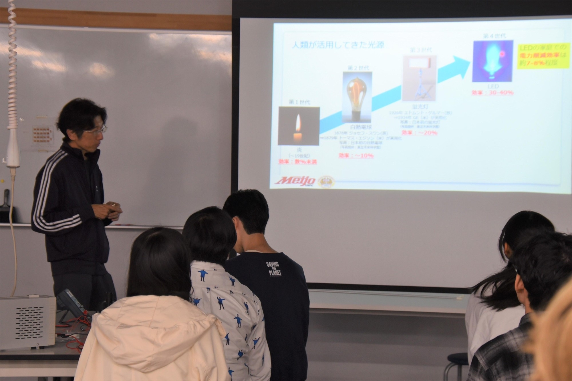 物理学の実験について説明する岩谷教授