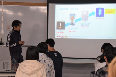 物理学の実験について説明する岩谷教授