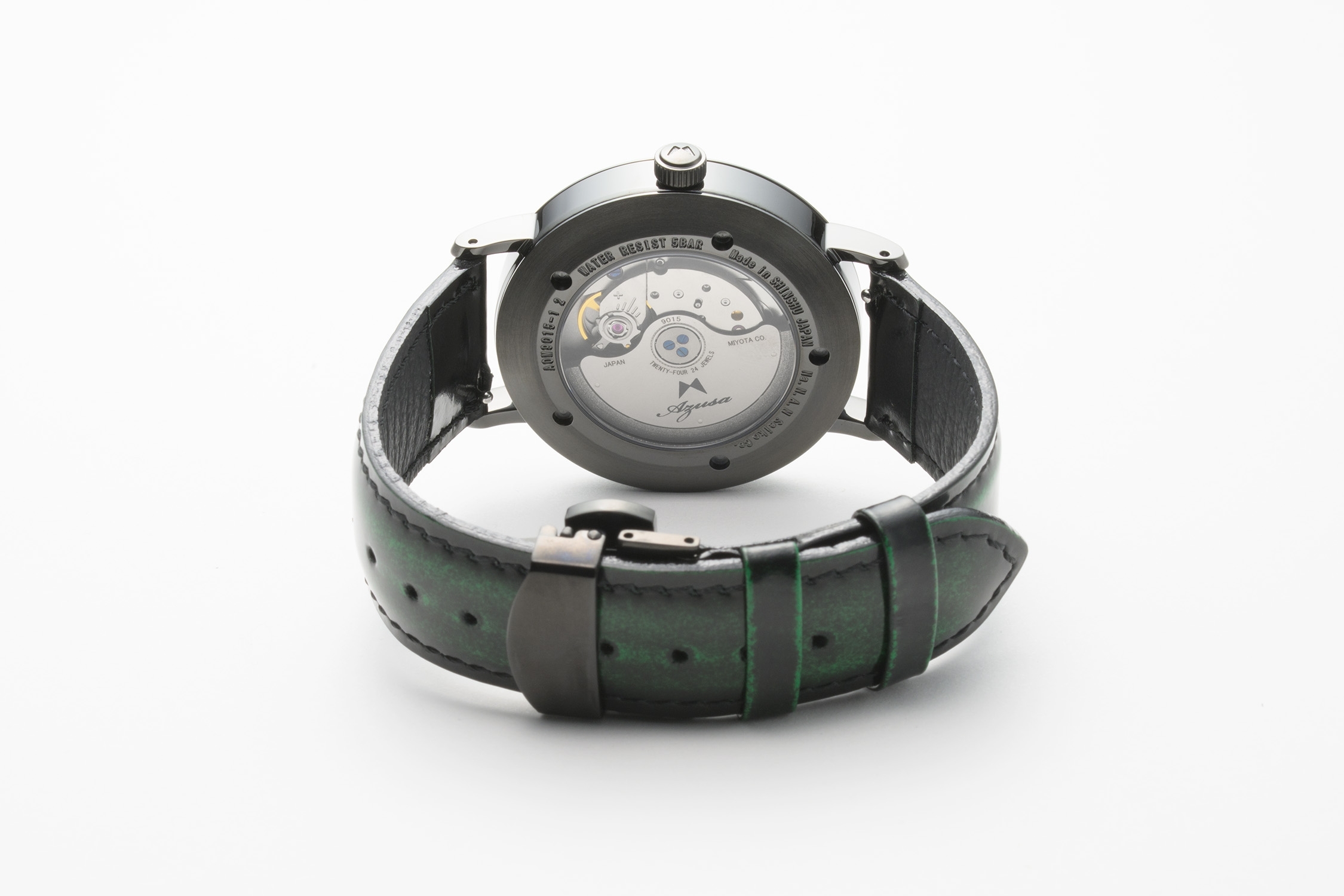 ワンタッチで交換可能なベルト。革ベルトはDバックル付き