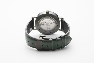 ワンタッチで交換可能なベルト。革ベルトはDバックル付き