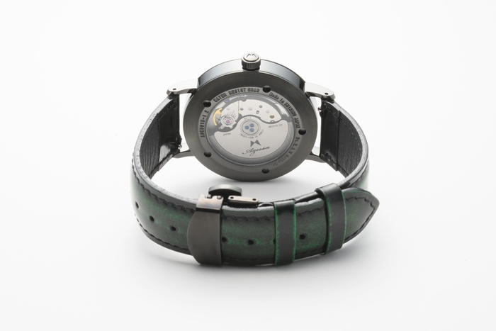 ワンタッチで交換可能なベルト。革ベルトはDバックル付き