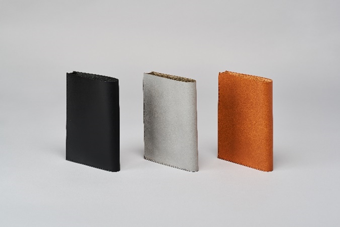 左からカラーバリエーション:墨黒(ブラック)、銀灰(グレー)、 鳶茶(キャメル)