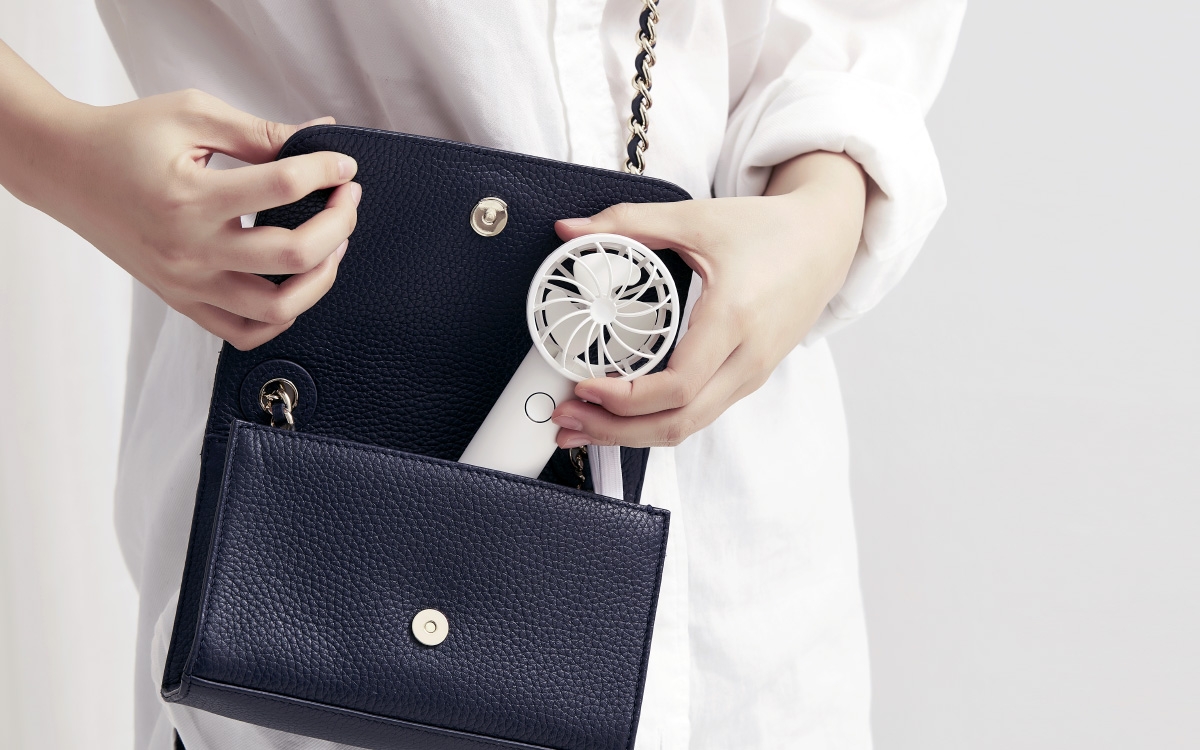 小さなバッグにも収納できる小型な本体