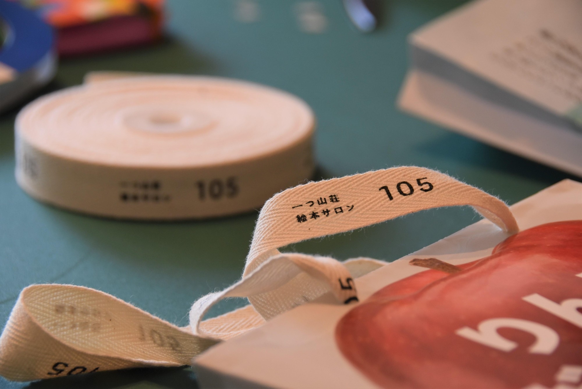 オリジナルの紐を使った絵本カバーのBookバック