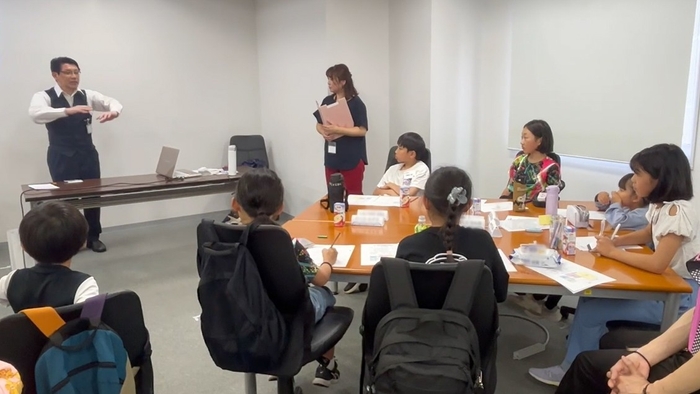 子どもたちからの質問に答える社長(左上)。子どもたちは興味津々です