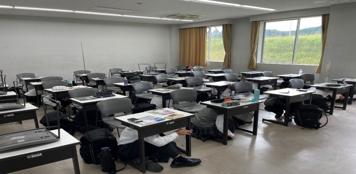 令和6年(2024年)に実施した教室内シェイクアウト訓練の様子