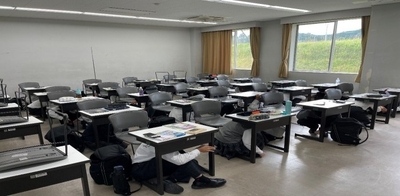 令和6年（2024年）に実施した教室内シェイクアウト訓練の様子