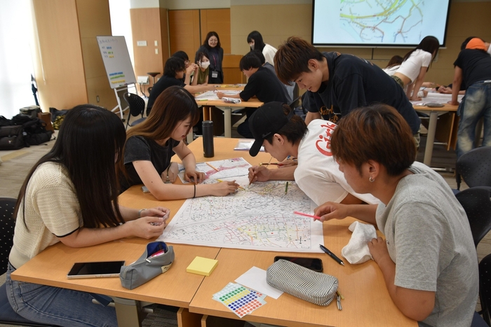 SOMPO流「逃げ地図」づくりワークショップを体験するゼミ生