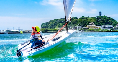 ちょっとヨットのジュニア生と江ノ島の景色