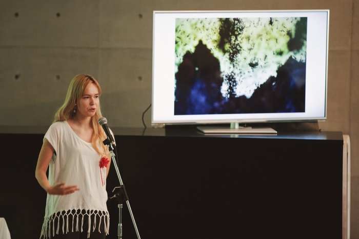 YP2018レセプションにて自作についてスピーチするトミモとあきな(日本)