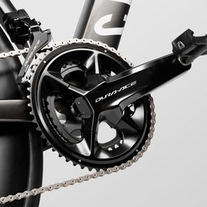 ショートクランクへの刷新： 新型エンデュレースは、Canyonのロードバイクとして初めて、クランク長の全面的な短縮を採用しました（例　XSサイズ：従来170mm → 160mm）。これにより股関節の可動域が広がり、関節への負担を軽減しながら、より高いケイデンスでのペダリングを可能にします。