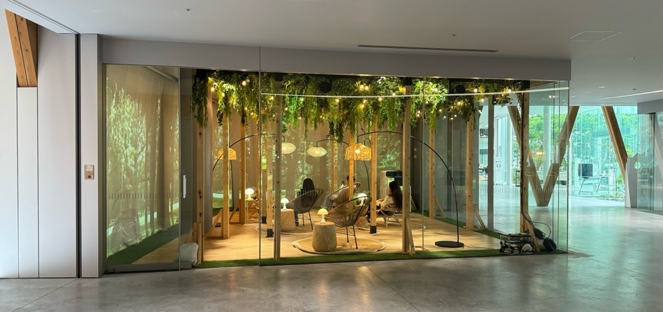 アカデミックシアター1階ラウンジ(自習室前)の実証実験空間