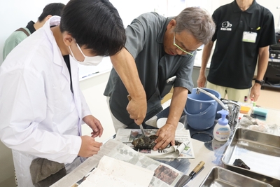 山本准教授から血の抜き方の指導を受ける生徒たち