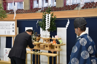 玉串を捧げる大脇理事