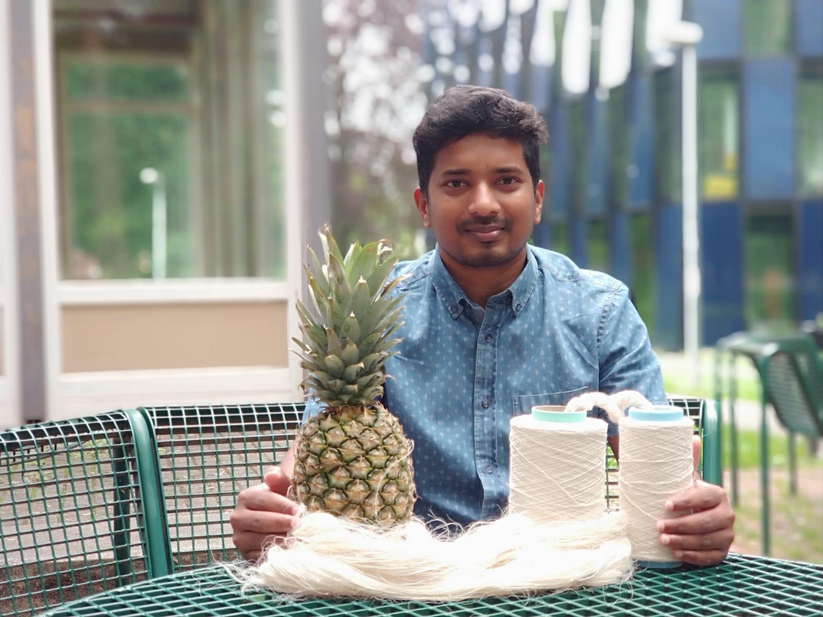 Re-Root Tex Solution社代表のバングラディッシュ人ローニーさんとパイナップル繊維