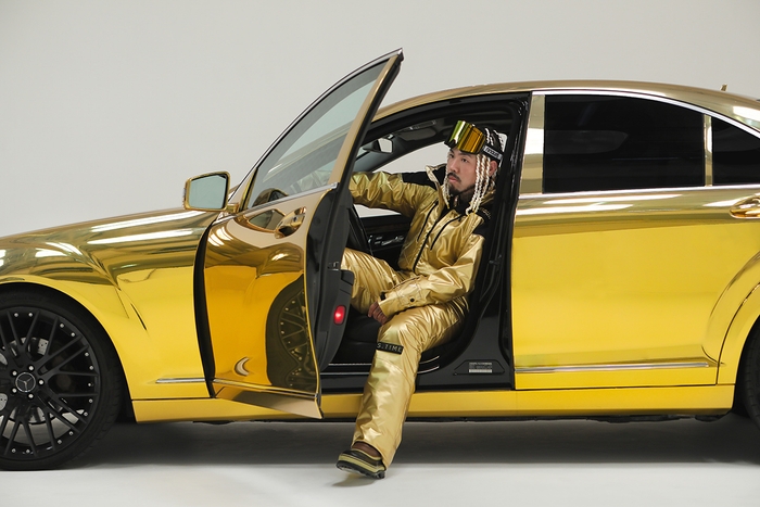 ゴールドベンツにちなんだ“金ピカ”ド派手なアイテムを限定数量発売!