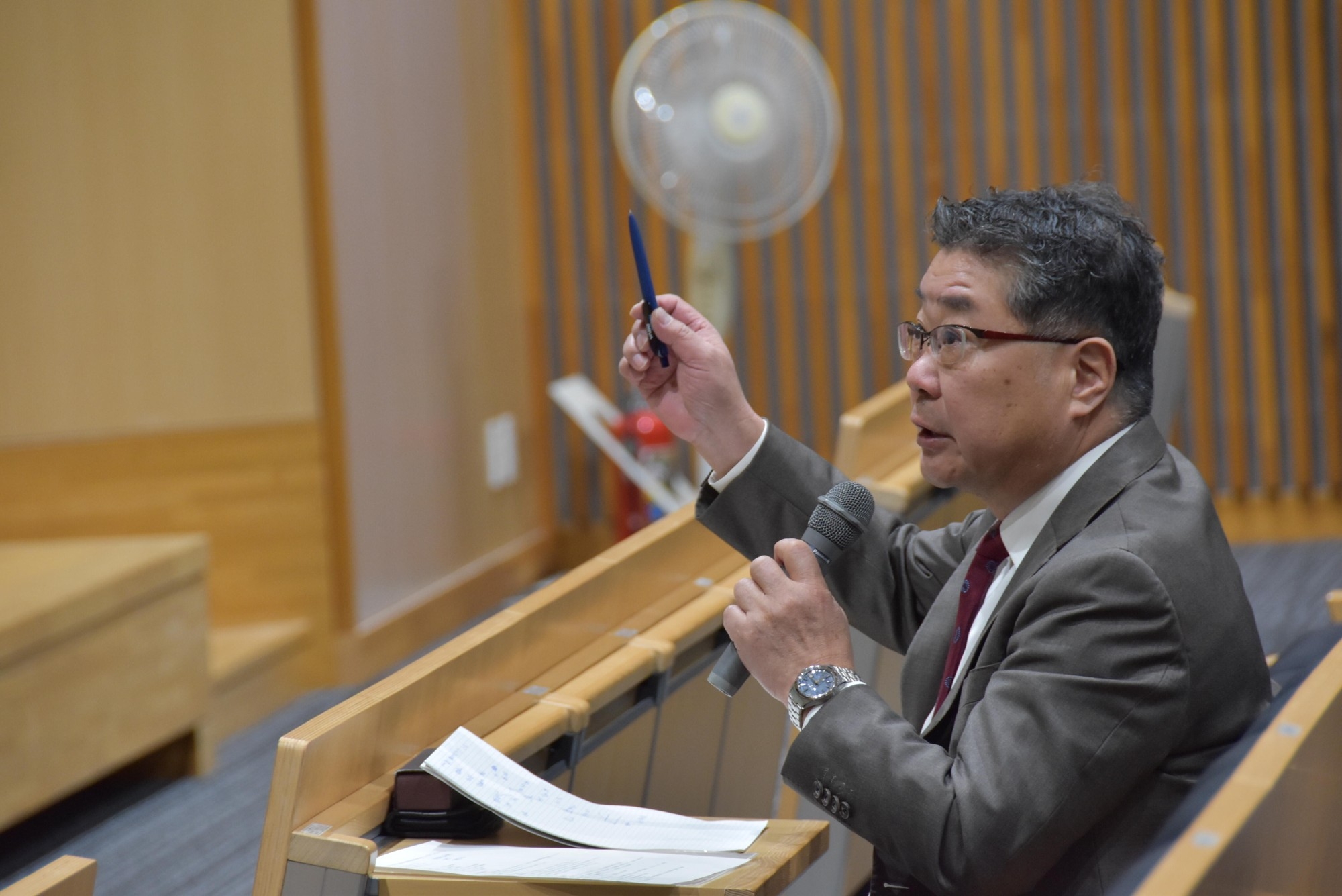 質問する森特任教授