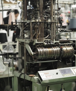 昭和時代の編み機による靴下づくり