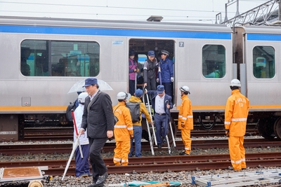 「異常時総合訓練（2024年度）」 お客さま避難誘導訓練の様子