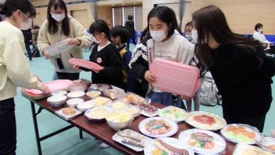 栄養学科「おさかなクイズ！　わたしもぼくキッズ栄養士！！～コンピュータであなたの食事の栄養をチェック～」